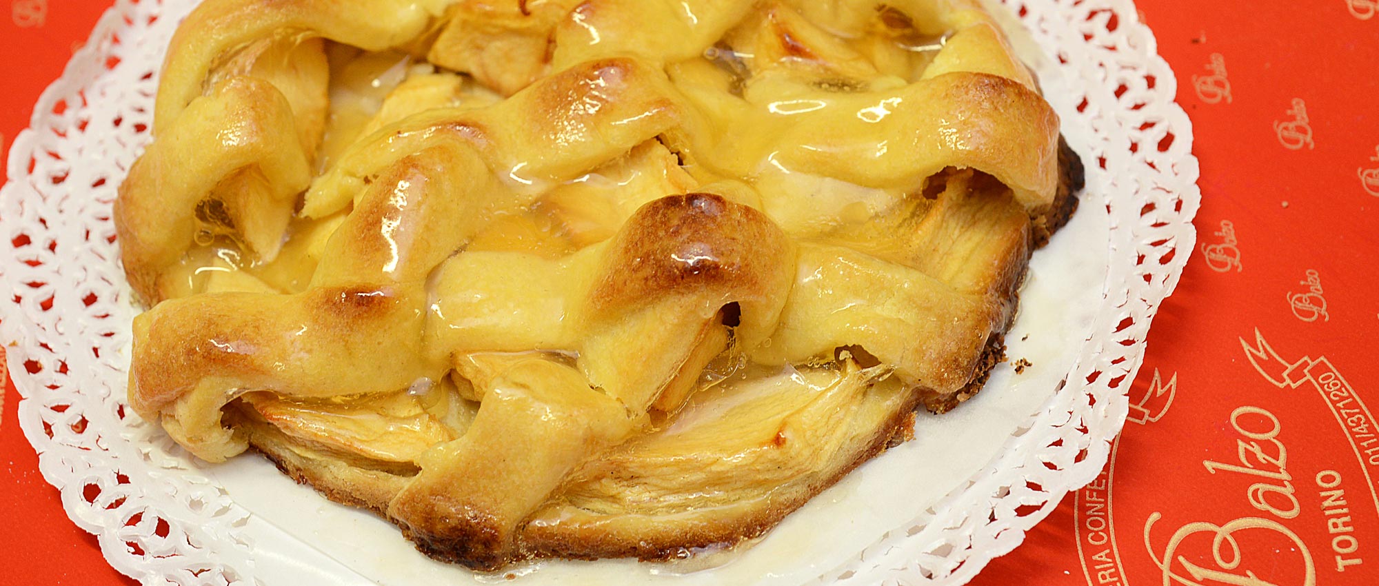 Torta di mele, torte al pan di spagna, torte al cioccolato con panna.